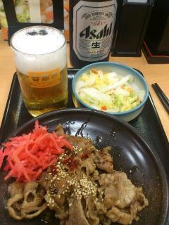 130731牛カルビ皿&お新香&ビール@吉野家(神戸駅前).jpg